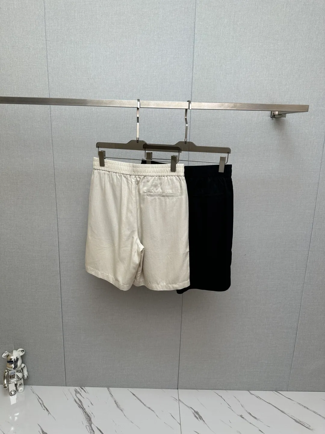 Lazy men wear the ceiling in summer. These ZEGNA linen shorts are really welded to the body. Selected 100% natural linen, the upper body will cool down instantly. The elastic waist does not restrict the figure, and the thick legs and hip width are all hidden. Light rice/dark Navy Blue two-color Versatile, paired with shirts, T-shirts, and POLOs, directly bring out the old money style. Daily walks, beach outings, and Coffee Brown shopping. Easily wear it to create a low-key, elegant and mature texture. Sizem M-3XL
